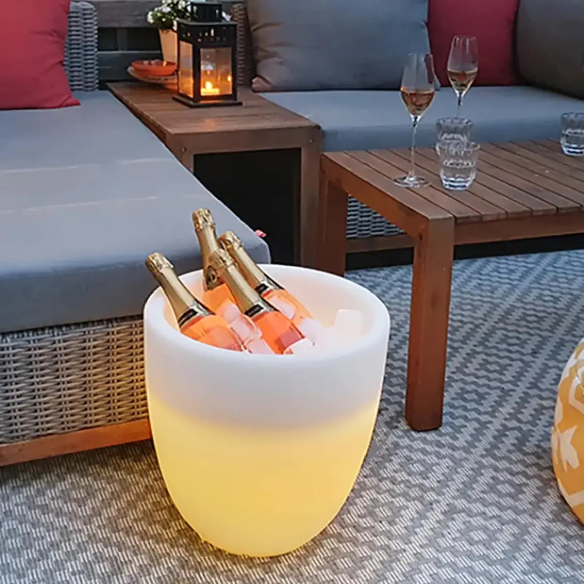 8 seasons design Shining Curvy Cooler LED Solar- / Dekoleuchte & Weinkühler