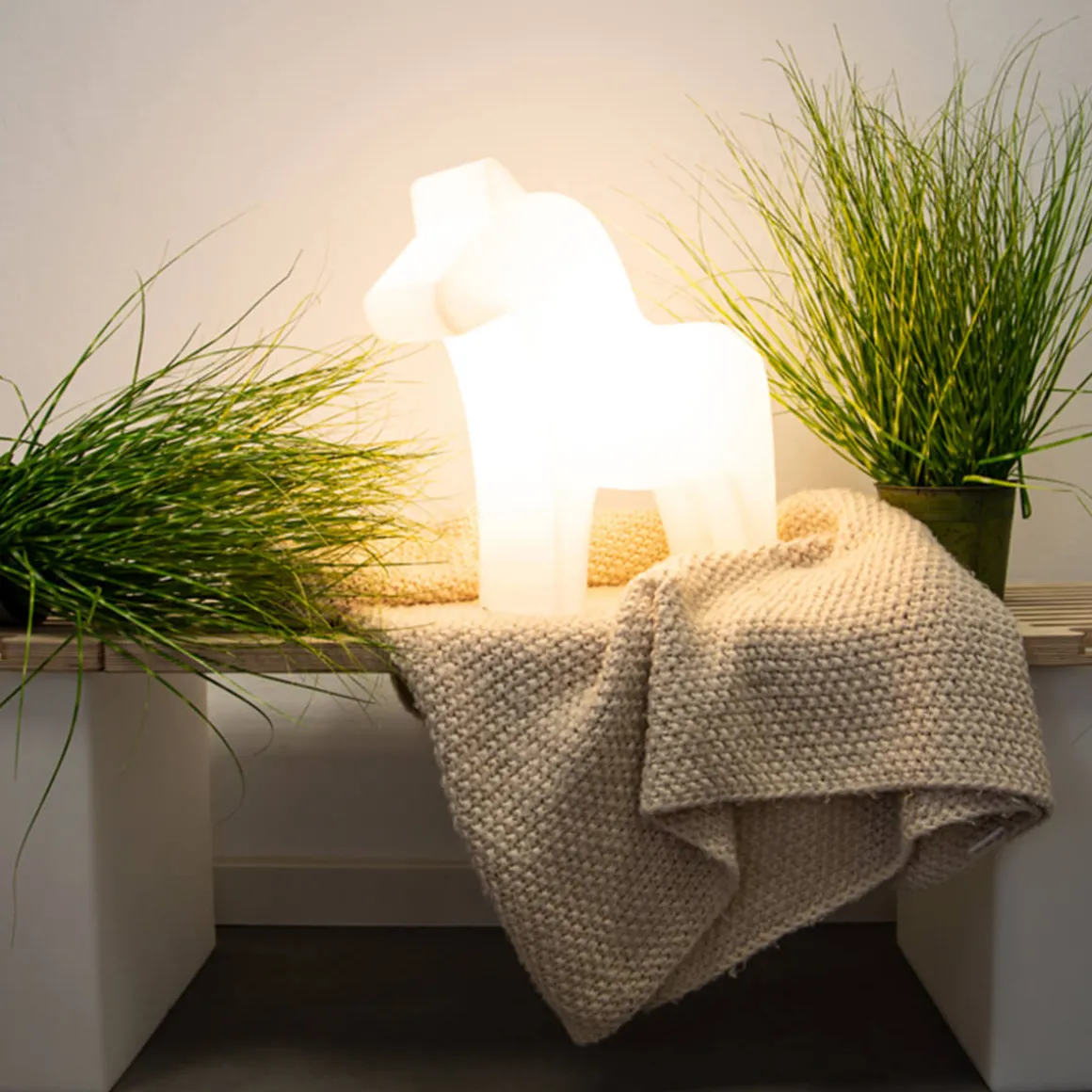 8 seasons design Shining Horse RGB LED Dekoleuchte