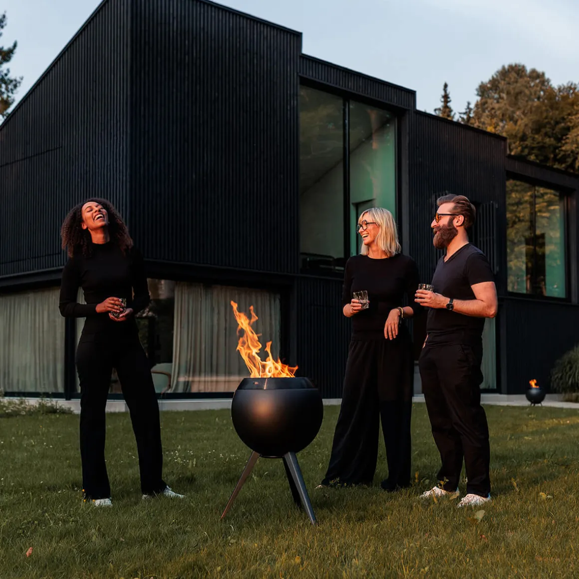 Höfats Moon 45 Feuerschale mit hohem Fuß