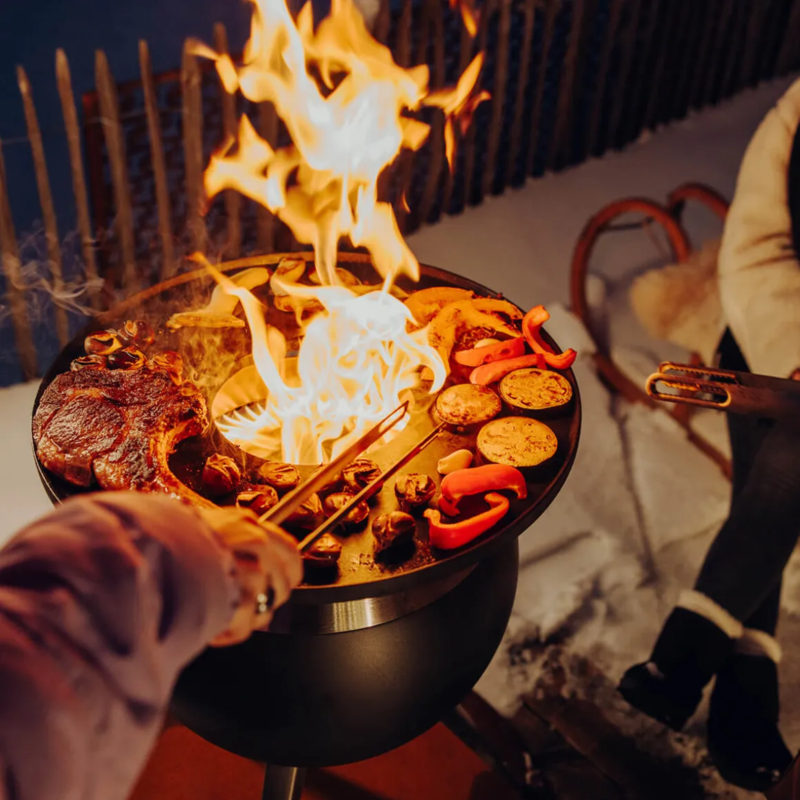 Höfats Moon 45 Feuerschale mit hohem Fuß