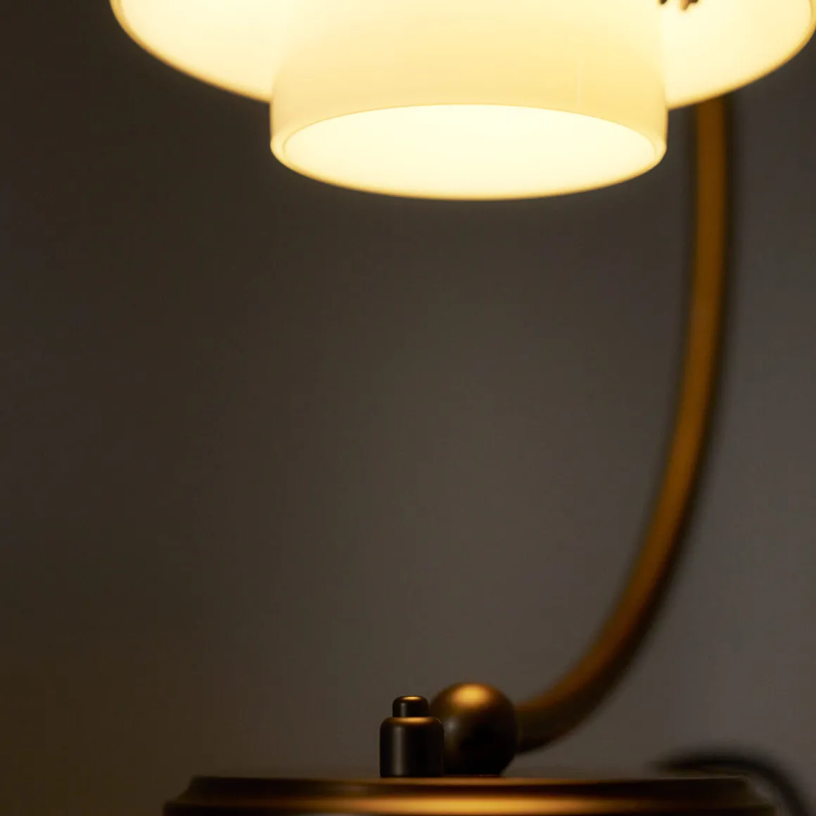 Louis Poulsen PH 2/2 Luna Aged Brass Opal Tischleuchte