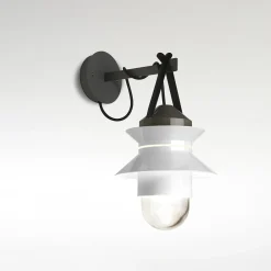 Marset Santorini Wandleuchte mit Wandhaken und Anschluss IP65