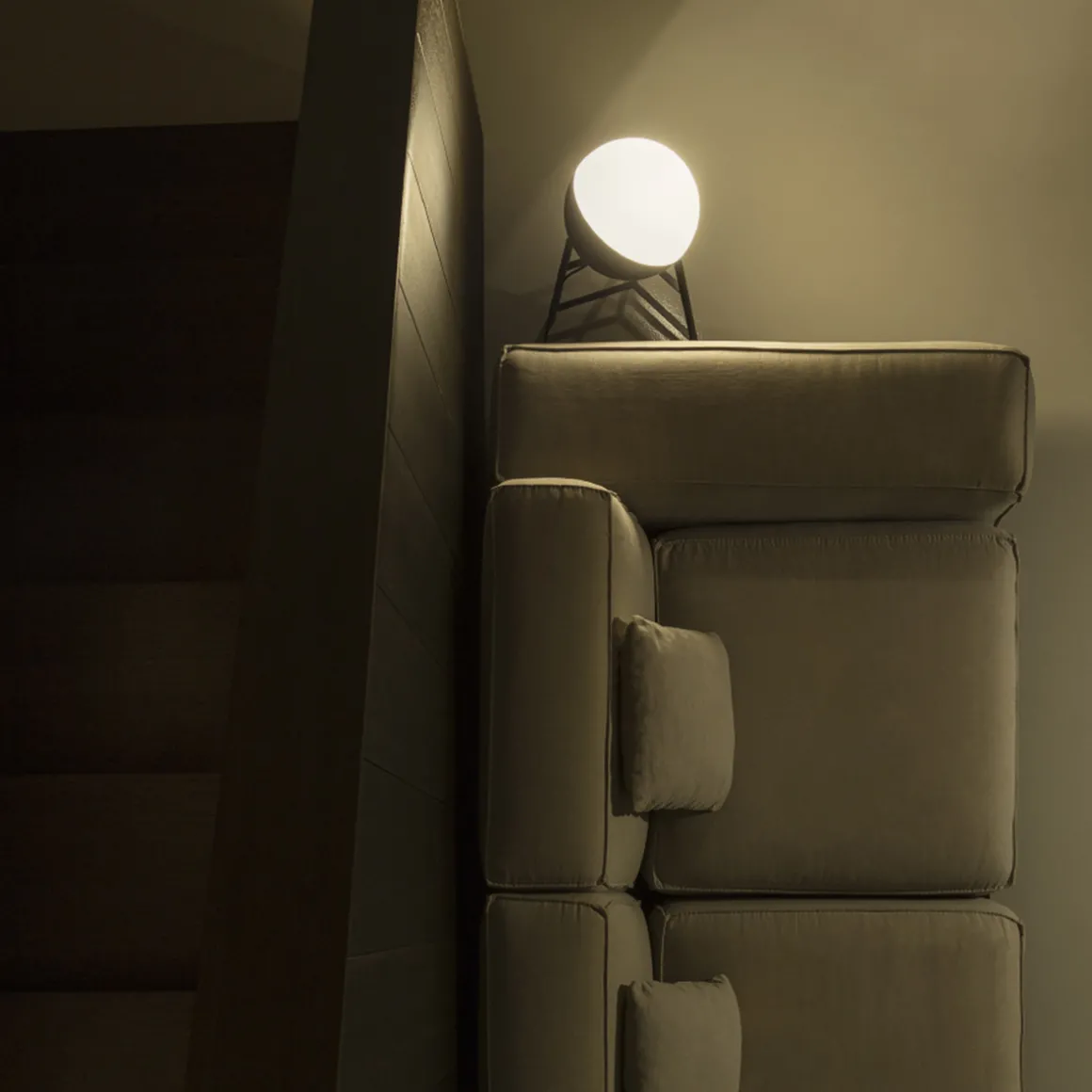 Milan Half Stehleuchte mit Dreibein-Stativ