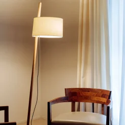 Milan Linood Stehleuchte, geneigt